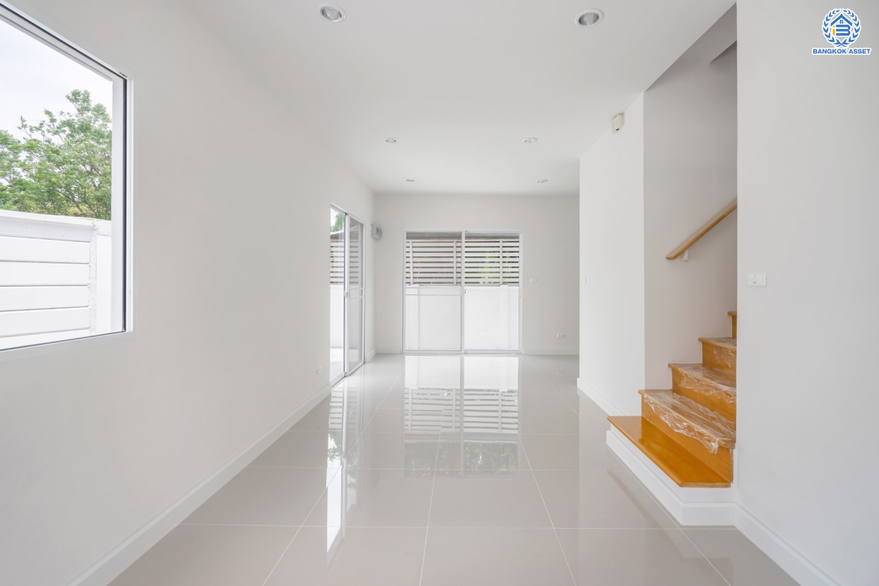 บ้านมือสองตกแต่งใหม่ ม.พลีโน่ ปิ่นเกล้า-ราชพฤกษ์ ทาวน์เฮ้าส์ 2 ชั้นหลังมุม เนื้อที่ 29.2 ตร.ว. ฟังก์ชันจัดเต็ม 3 ห้องนอน 2 ห้องน้ำ จอดรถได้ 1 คัน พร้อมพื้นที่ใช้สอย 148 ตร.ม. การเดินทางสะดวก ใกล้วงเวียนพระรามห้า, The Walk และจุดขึ้นทางด่วน "ศรีรัช"